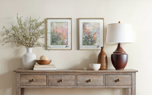 "Flore" est un diptyque à l'ambiance printanière. Composé de deux feuilles de canson épais peintes à l'acrylique et encadrées dans les tons blancs et bois clair, cet ensemble frais et zen apportera une touche chic et bohème à n'importe quel intérieur. Les effets de lumière ornant ces œuvres ont été réalisés au couteau et pinceau fin. Le printemps pour moi est synonyme de températures douces, de joie et de lumière. Cela évoque  aussi la fin de l'année scolaire, les projets de vacances, les odeurs de fleurs et les bruits de la nature qui se réveille. Regardez de plus près les prés ou la pelouse de votre jardin. Vous pourrez y contempler une multitude de fleurs sauvages qui en font un véritable chef d'œuvre. Finitions à la feuille dorée pour encore plus d'éclat. Dimensions avec cadre : 40x50 cm Dimensions des feuilles de canson : 21x29.7 cm.