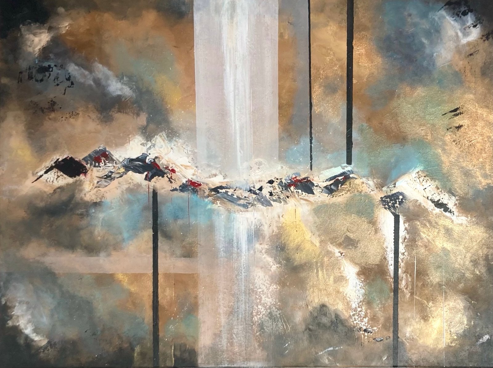 "Terre Brûlée" est une toile combinant force et mystère, contraste et matière. Cette œuvre aux teintes mordorées et bleutées représente toute la puissance de la nature et des paysages parfois chaotiques et énigmatique qu'elle nous offre. Les jeux d'ombres et de lumière percutants nous éclaboussent, nous plongeant dans un univers presque démesuré, qui dépasse notre intellect. Œuvre réalisée à la peinture acrylique. Couteau, blending, feuilles dorées. Dimensions : 70x50 cm