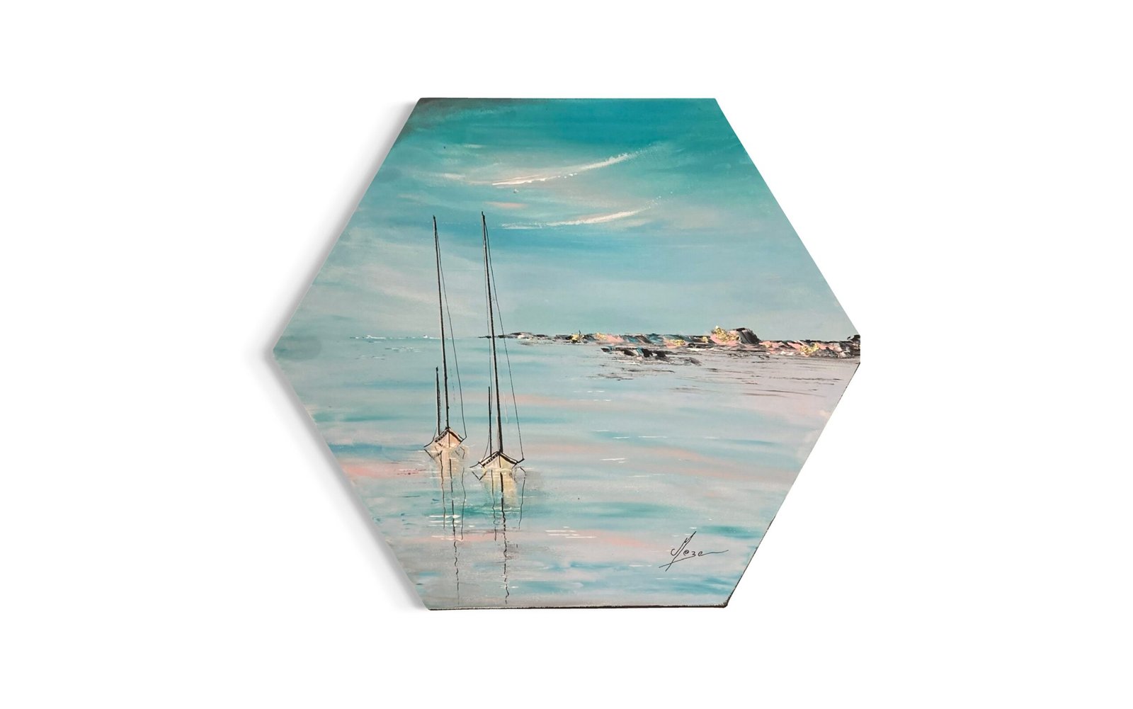 "Turquoise" est une toile à l'inspiration maritime avec ses nuances de bleu cristallin et rose pâle. Seule toile à la forme hexagonale, son format original et audacieux apporte une vraie touche de modernité et un vent de fraicheur dans n'importe quel intérieur. Œuvre réalisée à la peinture acrylique et au couteau, sublimée par quelques feuilles dorées sur les récifs. Ce paysage maritime représente le calme et la paix intérieure. Une mer d'huile, un ciel clair, le tout souligné par deux voiliers au mouillage qui patientent tranquillement. Dimensions : 50 cm de large.