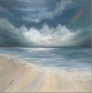 Cette œuvre invite à une pause profonde, un instant suspendu où le tumulte s’apaise. Un ciel chargé de nuages lourds laisse filtrer une lumière douce qui caresse une mer tranquille et un sable humide scintillant de mille reflets. La plage s’étend, infinie et sereine, comme un refuge où le temps ralentit et où l’esprit se pose enfin. Peinte majoritairement au pinceau pour des dégradés fluides et aériens, avec quelques touches au couteau qui donnent relief et vibration aux vagues et au sable, cette toile diffuse une sensation immédiate de détente et de bien-être. Idéale pour un intérieur en quête de quiétude, elle apporte cette respiration dont on a tous besoin. Dimensions : 70x70 cm