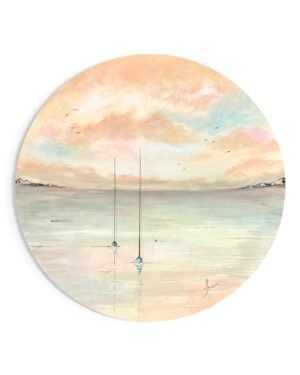 Peinture marine contemporaine à l’acrylique – Œuvre originale La Quiétude est une œuvre originale de grand format (90 cm de diamètre), réalisée à l’acrylique au couteau et au pinceau. Cette peinture marine contemporaine explore le silence, l’équilibre et l’espace à travers une composition circulaire enveloppante. Une vision épurée de l’horizon Dans ce tondo de 90 cm, la mer se déploie dans une palette subtile de tons pastel : pêche délicat, rose poudré, bleu céladon et reflets nacrés. L’horizon, volontairement dégagé, instaure un dialogue entre ciel et eau, dans une continuité presque méditative. Deux voiliers élancées émergent de la surface calme, verticales silencieuses qui structurent l’espace et créent une tension minimaliste. À distance, des terres lointaines encadrent la scène, tandis que quelques oiseaux suggèrent le mouvement dans cette atmosphère suspendue. Le format circulaire intensifie la sensation d’infini. Le regard n’est jamais arrêté par des angles : il circule, respire, contemple. Une matière lumineuse et maîtrisée Réalisée à l’acrylique au couteau et au pinceau, l’œuvre conjugue relief et délicatesse : Le couteau sculpte la surface et capte la lumière dans les reflets marins Le pinceau permet des fondus subtils et des transitions atmosphériques nuancées La texture, discrète mais présente, révèle toute sa richesse selon l’éclairage. Chaque variation de lumière modifie la perception des teintes et des profondeurs. Une œuvre de collection Par son équilibre entre minimalisme et poésie, La Quiétude s’inscrit dans une démarche contemporaine raffinée. Cette peinture marine grand format devient une pièce centrale dans un intérieur élégant : architecture épurée, maison d’architecte, espace bord de mer, collection privée. Son diamètre de 90 cm lui confère une présence affirmée, sans ostentation. Elle impose le calme.