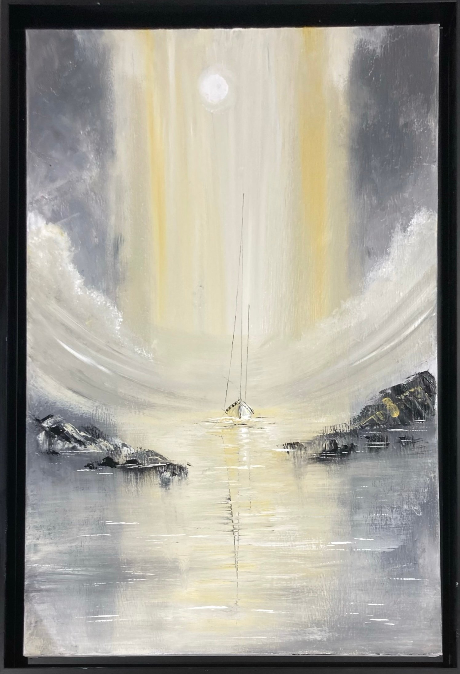 Peinture Acrylique sur toile - Œuvre Marine originale  Encadrée.

Murmures est une peinture acrylique qui semble murmurer à l’âme du spectateur.

Au cœur de la nuit, un voilier solitaire glisse vers la lumière. Une lune pâle et presque surnaturelle éclaire le chemin, tandis que des rayons dorés percent les nuages comme une promesse de retour. Les eaux calmes reflètent cette lueur dans un miroir d’argent et d’or, encadrées par des falaises sombres et protectrices. L’atmosphère est à la fois atmosphérique et onirique, chargée d’une émotion profonde et silencieuse.

Réalisée entièrement à l’acrylique au couteau, cette toile joue sur les superpositions de matière : les empâtements épais créent du relief et de la profondeur, tandis que les glacis transparents laissent passer la lumière et donnent cette sensation de halo mystique. Le contraste entre l’obscurité enveloppante et les touches lumineuses, évoque avec puissance le soulagement intense du marin qui aperçoit enfin son port après une longue absence.

Murmures n’est pas seulement une peinture marine : c’est une évocation intime du retour, de l’espoir retrouvé, du foyer retrouvé dans la nuit.

Pourquoi cette œuvre touche t'elle autant ?

Une ambiance presque spirituelle, entre rêve et réalité
Parfaite pour une décoration contemporaine, minimaliste, nordique ou esprit bord de mer sophistiqué
Apporte une lumière douce et une sérénité profonde dans un salon, une chambre, un couloir ou un bureau
Format vertical 50×70 cm encadré caisse américaine noire qui met en valeur la lumière et la texture