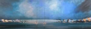 Récif – Peinture acrylique originale signée Coline Quach – Maze Art Plongez dans l’atmosphère envoûtante de Récif, une grande toile panoramique 120×40 cm qui capture la magie d’une nuit côtière bretonne : un voilier solitaire ancré au cœur d’une mer miroir, encadré par des falaises et récifs aux teintes bleutées, orangées et blanches luminescentes, sous un ciel profond chargé de nuages bleus et d’étoiles scintillantes. La lumière joue un rôle central dans cette œuvre : reflets nacrés sur l’eau calme, halos doux autour des mâts, contraste subtil entre l’obscurité enveloppante et les touches lumineuses qui émergent comme des murmures de la nuit. L’ensemble dégage une sérénité profonde, presque onirique, typique des marines atmosphériques de Coline Quach. Technique mixte acrylique : Au couteau pour les textures rugueuses des rochers, les empâtements des vagues et les reliefs des falaises Au pinceau pour les dégradés fluides du ciel, les ciels nuageux et les reflets miroitants Pourquoi choisir Récif ? Format panoramique allongé 120×40 cm idéal pour les grands murs, couloirs, salons ou espaces ouverts Ambiance nocturne marine contemplative et apaisante Parfaite pour une décoration bord de mer sophistiquée, style contemporain, loft côtier ou chambre zen Œuvre originale unique qui apporte lumière et émotion à tout intérieur Laissez Récif illuminer votre espace comme un phare discret dans la nuit bretonne…