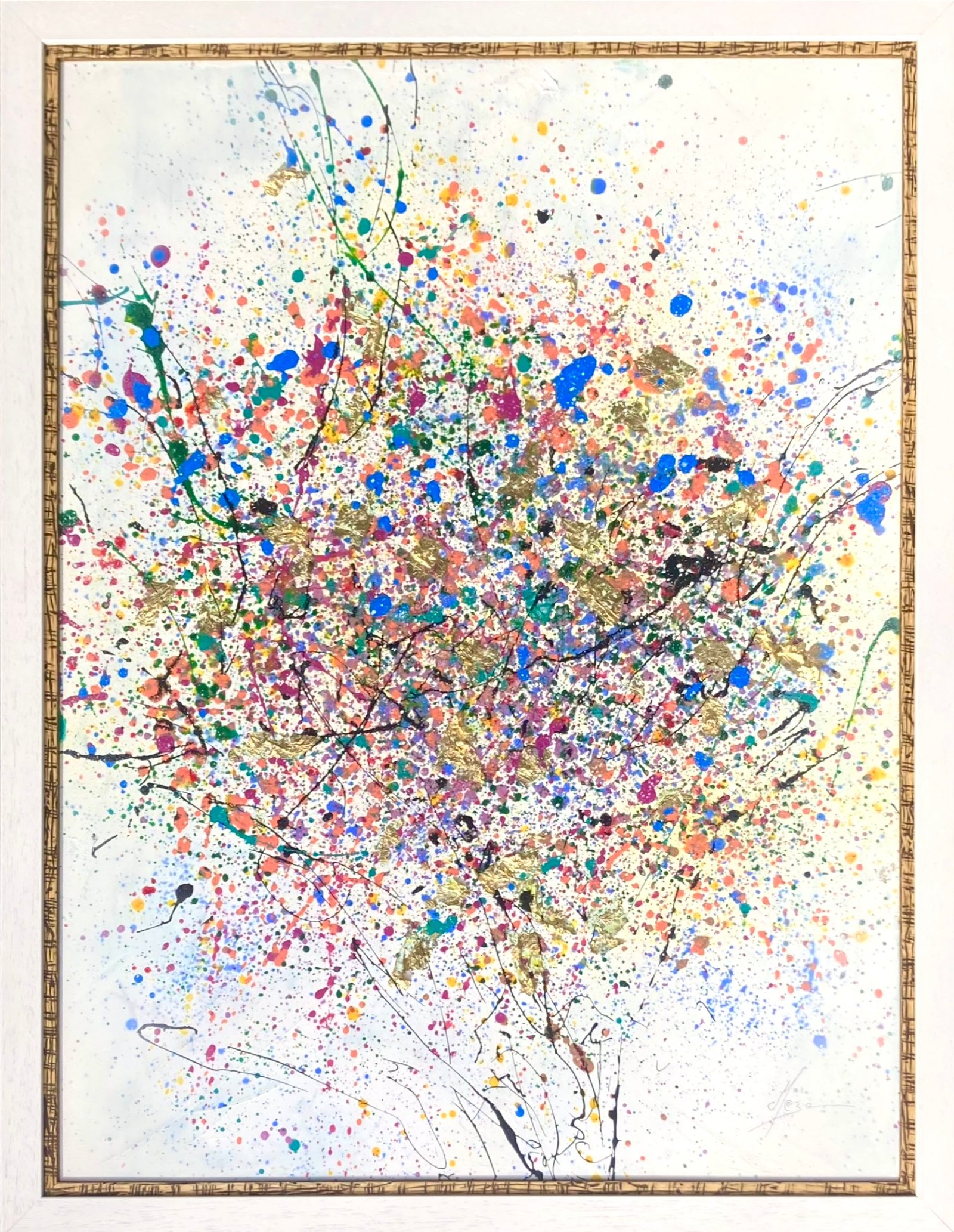 Le Bouquet d’Aphélie – Peinture abstraite florale originale signée Coline Quach – Maze Art Plongez dans une explosion florale lumineuse avec Le Bouquet d’Aphélie, une œuvre abstraite vibrante et poétique signée Coline Quach. Artiste peintre contemporaine Lorientaise. Inspirée d’un bouquet en pleine éclosion, cette composition riche et dynamique évoque la profusion du vivant : pétales en mouvement, éclats de lumière, énergie organique. Les projections colorées, les lignes libres et les touches d’or créent une sensation de floraison presque spontanée, comme un instant suspendu entre chaos et harmonie. Cette toile abstraite florale révèle une palette joyeuse et expressive : rose, bleu, vert, orange, noir et éclats dorés se mêlent pour donner naissance à une œuvre à la fois moderne, vivante et profondément décorative. Une technique mixte au service de l’émotion Dripping et projections pour une gestuelle libre et instinctive Superposition de couches pour créer profondeur et vibration Lignes graphiques spontanées qui structurent le mouvement Feuilles d’or apportant lumière, relief et élégance Le résultat : une œuvre abstraite florale contemporaine, à mi-chemin entre énergie brute et délicatesse végétale. Pourquoi cette œuvre attire le regard ? Univers floral abstrait moderne et intemporel Explosion de couleurs vivantes et positives Touches dorées lumineuses pour un rendu chic et élégant Parfaite pour une décoration contemporaine, bohème, artistique ou haut de gamme Apporte une énergie créative et apaisante à votre intérieur Idéale pour un salon, un bureau, une entrée ou un espace professionnel, Le Bouquet d’Aphélie devient une véritable pièce maîtresse fraîche et apaisante. Cette œuvre unique est sublimée par un cadre en bois blanc et d'une Marie-Louise en bois clair strillé.