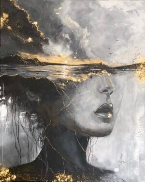 Calypso Entre portrait contemporain et horizon maritime, Calypso explore cette frontière invisible entre le monde intérieur et les paysages qui nous habitent. Le regard disparaît derrière la ligne d’horizon, comme absorbé par la mer et la lumière. L’œuvre interroge la mémoire, les émotions enfouies et tout ce qui façonne silencieusement notre identité. Réalisée à la peinture acrylique au couteau et au pinceau, cette création mêle textures, contrastes et feuilles dorées pour offrir une atmosphère à la fois brute, élégante et lumineuse. Les touches d’or viennent souligner les failles, les reliefs et les fragments d’histoire qui composent chaque être. À travers un style moderne et épuré, Calypso associe portrait stylisé et art maritime dans une composition à la fois puissante et contemplative. Une œuvre personnelle où la mer devient un paysage intérieur.
